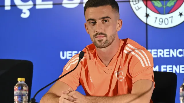 
                    Avançado Arnel Jakupovic assina pelo Vitória de Guimarães até 2029
                