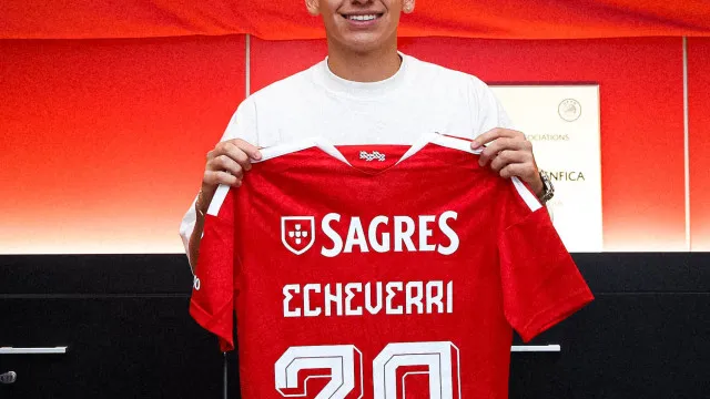 
                    Echeverri é reforço do Benfica por empréstimo do Manchester City
                