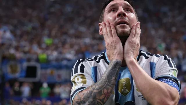 
                    Jogos da próxima jornada na Argentina param ao minuto 10 para homenagear Messi
                