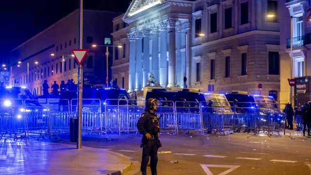 
                    Polícia dispersa manifestação pró-Ceuta em frente ao Congresso em Madrid
                