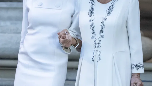 
                    Camilla e Brigitte Macron combinam looks e mostram cumplicidade. Fotos
                
