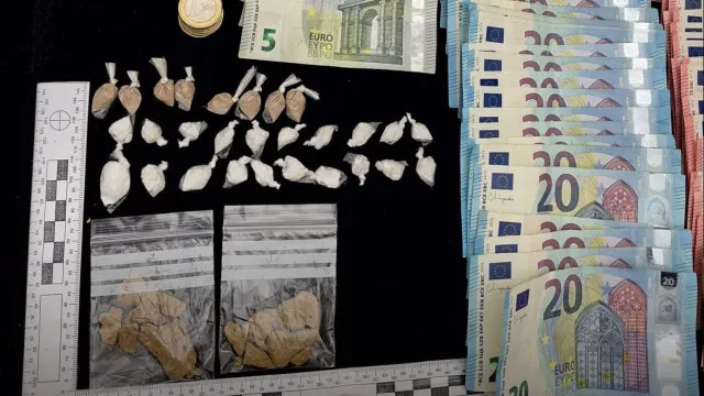 
                    Dois homens detidos na Alta de Lisboa com droga, armas e dinheiro
                