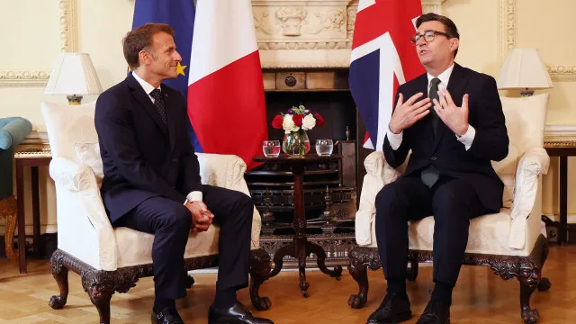 
                    Burnham alerta Macron para impacto da agenda 'feito na UE' na economia
                