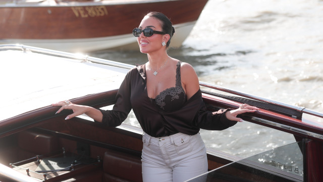 Georgina já está em Veneza. 1.ª viagem após casamento (e veja a aliança)