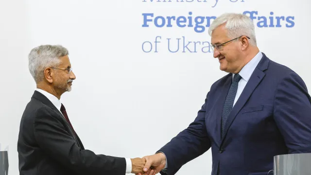 
                    Zelensky saúda empenho de Nova Deli na paz em visita indiana histórica
                