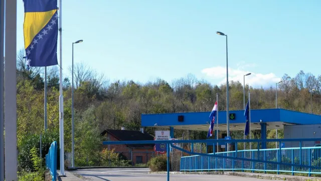 
                    Bósnia detém 100 migrantes que tentava passar fronteira para a Croácia
                