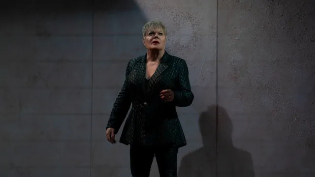 
                    Suzy Eddie Izzard traz a Lisboa 