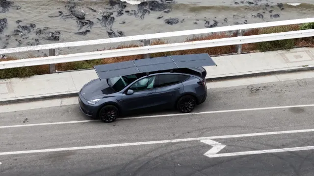 
                    Este painel solar monta-se no teto do carro. Mas qual a vantagem?
                
