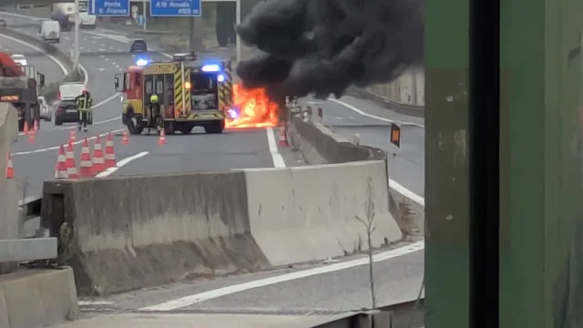 
                    Carrinha arde na A1 perto de Alverca. Há imagens
                
