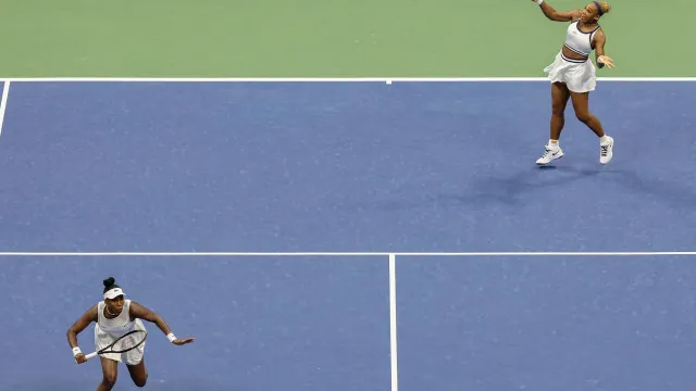 
                    Serena e Venus Williams eliminadas na primeira ronda de pares no US Open
                