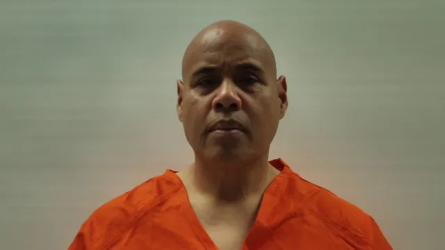 
                    Agente do ICE declara-se inocente de mentir sobre tiroteio e é libertado
                