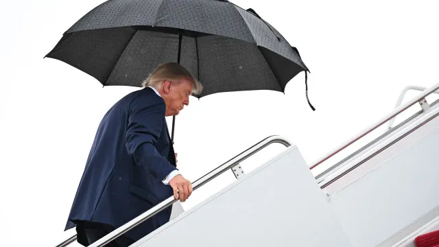 
                    Juíza prolonga suspensão do decreto de Trump que restringe voto postal
                