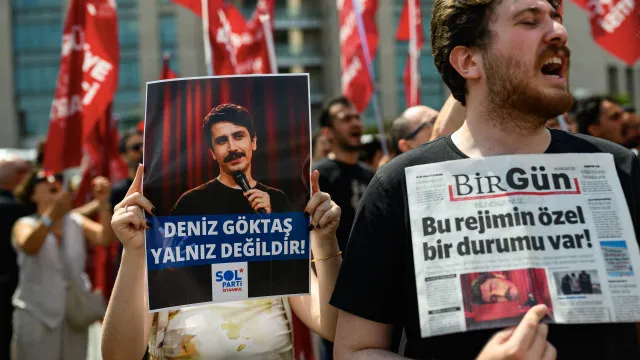 
                    Humorista enfrenta 10 anos de prisão por insultar Presidente da Turquia
                
