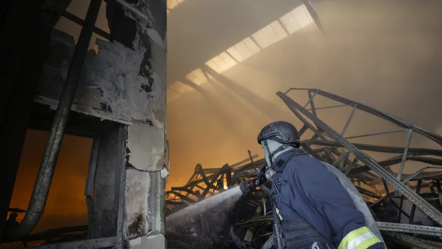 
                    Ucrânia: 4 mortos em ataque contra empresa industrial em Dnipropetrovsk
                