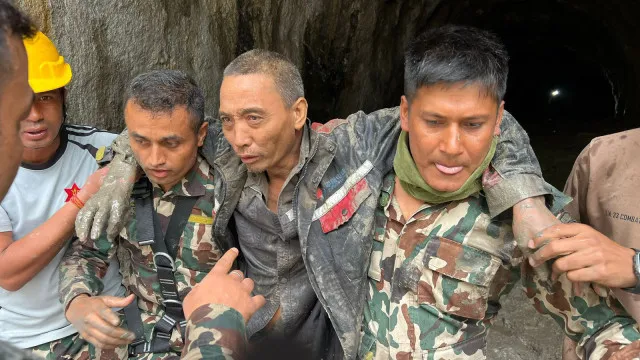 
                    Milagres no Nepal. Chinês resgatado de túnel de central, mulher de casa
                