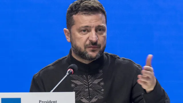 
                    Zelensky denuncia ataques 