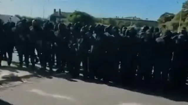 
                    Manifestantes mascarados bloqueiam o porto britânico de Dover
                