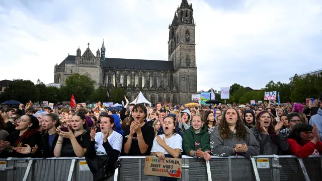 
                    Milhares manifestam-se pela democracia na véspera de eleições na Alemanha
                
