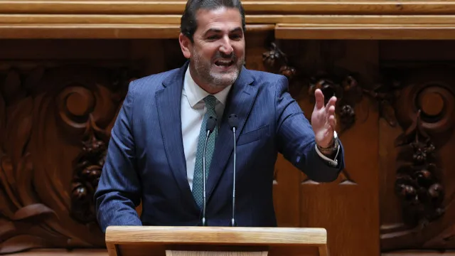 Moção é "deslocada da realidade". Ventura quer "estar nas televisões"