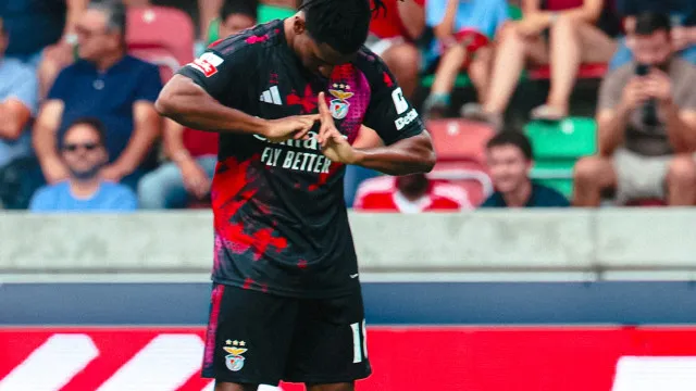 
                    Benfica passa teste Marítimo e iguala Sporting no pódio (à condição)
                