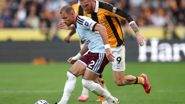 
                    Nem ata, nem desata. Aston Villa empata em Hull e soma primeiro ponto
                