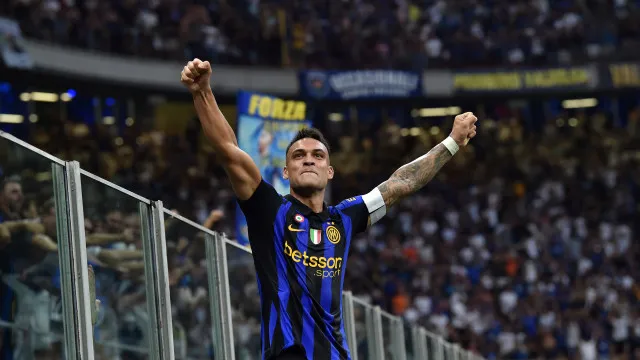 
                    Inter bate Napoli com golo nos descontos a consumar remontada emocionante
                