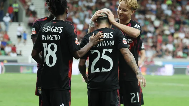 
                    Dois Barreiros e uma Palhinha a tapar buracos valem vitória ao Benfica
                