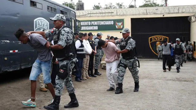 
                    Peru declara estado de emergência em cinco prisões de alta segurança
                
