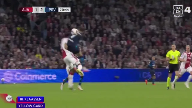 
                    Entrada brutal instala a confusão no relvado em pleno Ajax-PSV
                