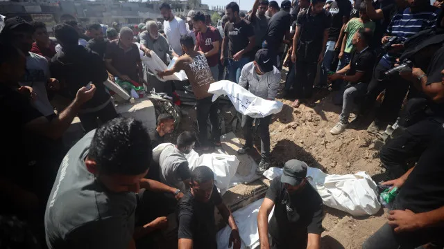 
                    Gaza enterra 100 corpos recuperados nos últimos dias (70 de crianças)
                