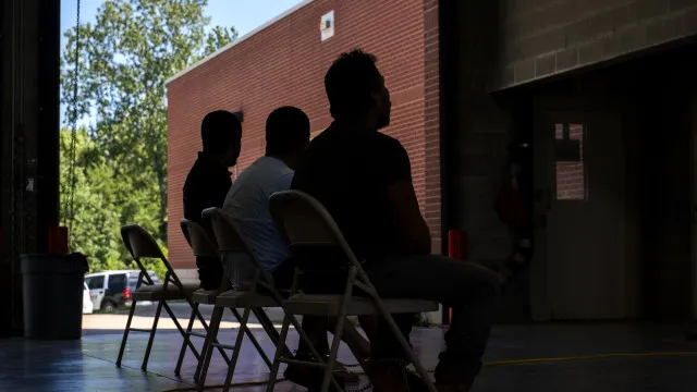 
                    EUA autorizam alimentação forçada a imigrantes detidos em greve de fome
                