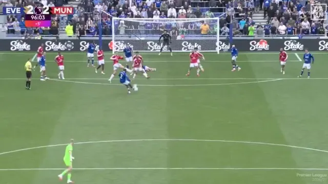 
                    Do meio da rua. O golaço do Everton que vergou o Manchester United
                