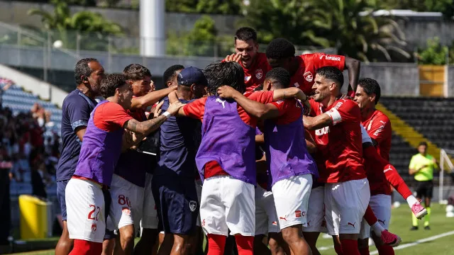 
                    Equipa sensação? Santa Clara bate Rio Ave, sobe ao pódio e supera Benfica
                