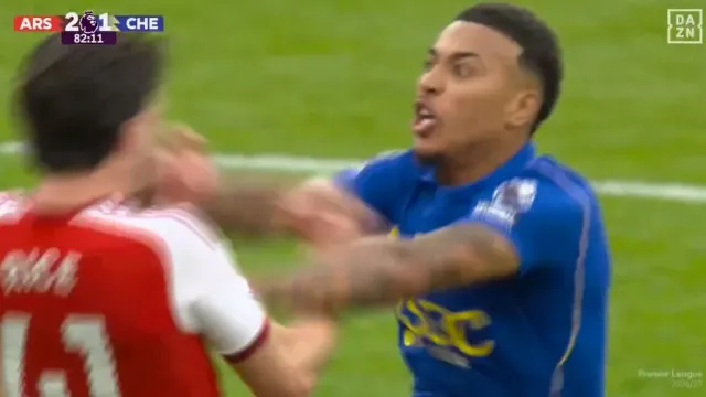 
                    Ânimos a ferver. Rogers perde as estribeiras com Rice no Arsenal-Chelsea
                