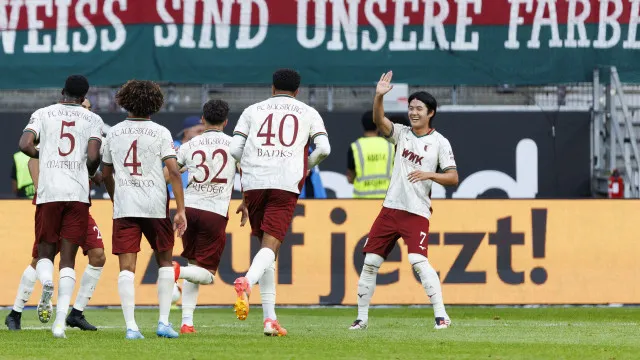 
                    Augsburgo goleia Eintracht Frankfurt e é líder na Alemanha
                