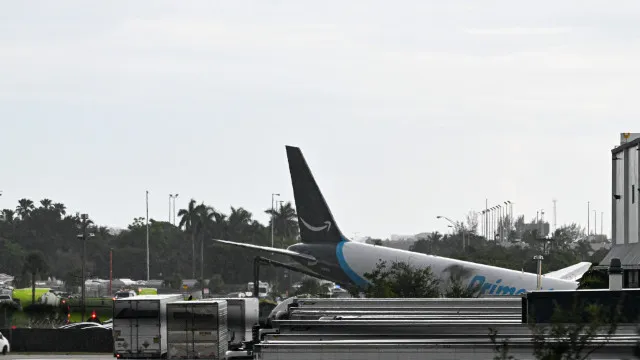 
                    Pelo menos 5 mortos em acidente no Aeroporto de Miami com avião da Amazon
                