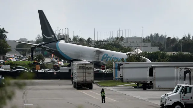
                    Avião de carga da Amazon sai da pista no aeroporto de Miami. E há imagens
                