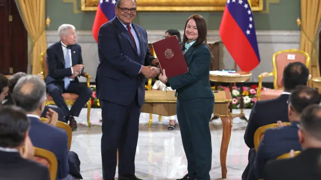 
                    Venezuela vai respeitar acordos petrolíferos assinados com China e Rússia
                
