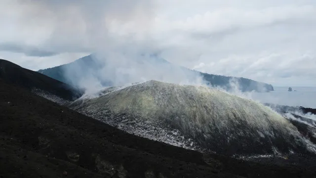 
                    Erupção vulcânica na Indonésia deixa 170 mil passageiros retidos
                