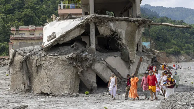 
                    Nepal sobe para 1.355 n.º de mortos e mantém cinco mil desaparecidos
                