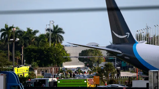 
                    Avião da Amazon que se despenhou chocou com furgoneta com 7 pessoas
                