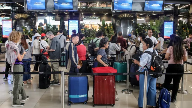 
                    Mais de 270 mil passageiros afetados pela erupção do Anak Krakatoa
                