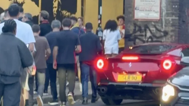 
                    Emiliano Martínez deixa Arsenal-Chelsea a pé... e perseguido por adeptos
                