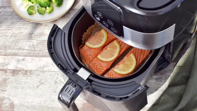 
                    Salmão na air fryer: 3 receitas que ficam prontas em menos de nada
                