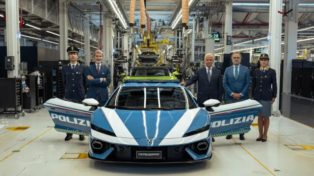
                    Polícia italiana recebe bólide de 920 cv que pode salvar vidas
                