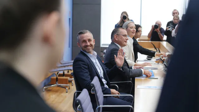 
                    Extrema-direita em conversas para garantir governo no leste da Alemanha
                