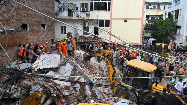 
                    Hostel de estudantes colapsa e faz pelo menos 7 mortos em Nova Deli
                