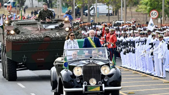 
                    Brasil celebra dia de independência em campanha e crise institucional
                