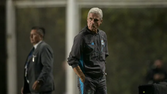 
                    Luís Castro de 'corda na garganta' com nova derrota do Grêmio
                