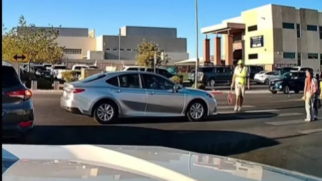 
                    Salta para frente de carro para evitar atropelamento de crianças: O vídeo
                